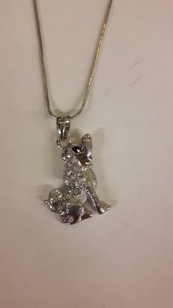 ketting met bedeltje hond, zilverkleurig met strass