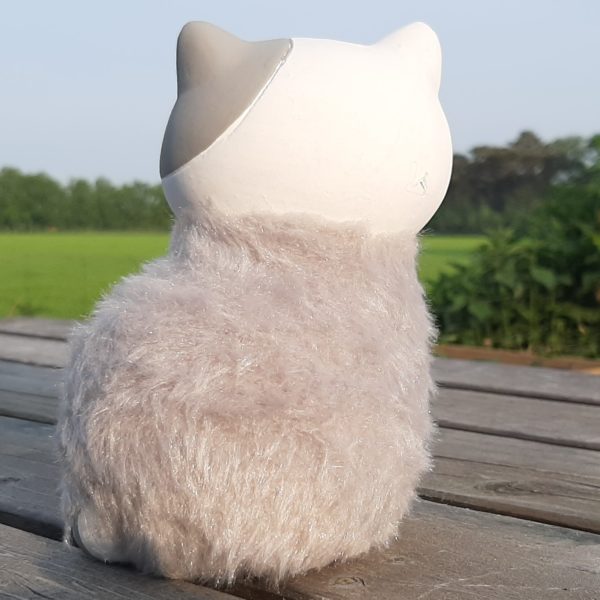 beeldje kat met gesloten ogen en fluffy vachtje 16 cm