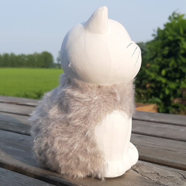 beeldje kat met gesloten ogen en fluffy vachtje 16 cm