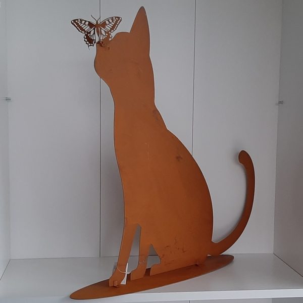 Industriële metalen kat met vlinder 49 cm hoog